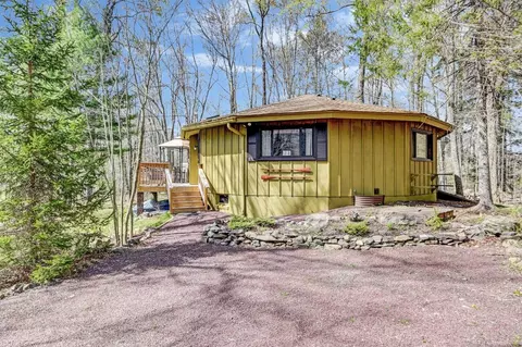 1542 Crestview Ln, Pocono Pines, PA 18350