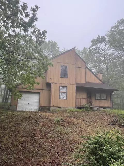 127 Vista Ln, Bushkill, PA 18324