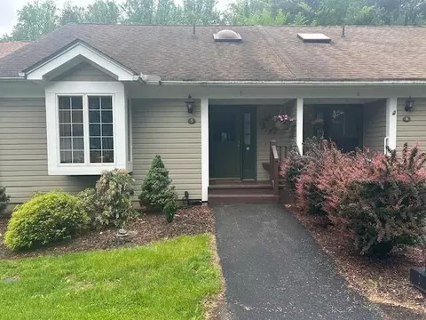 5 Turtle Cv, Stroudsburg, PA 18360