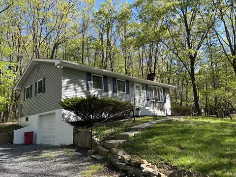 3237 Woodcrest Ave, Effort, PA 18330