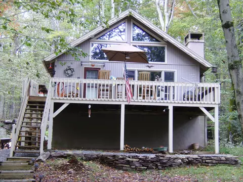 1008 Locust Dr, Newfoundland, PA 18445