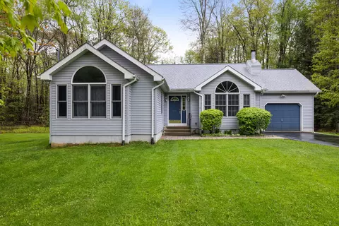 426 Tranquility Ct, Long Pond, PA 18334