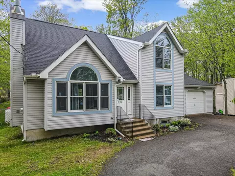 822 Trafalgar Rd, Tobyhanna, PA 18466