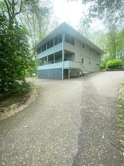 102 Lookout Dr, Lords Valley, PA 18428