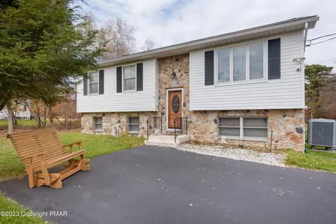 1977 Sun Valley Dr, Blakeslee, PA 18610