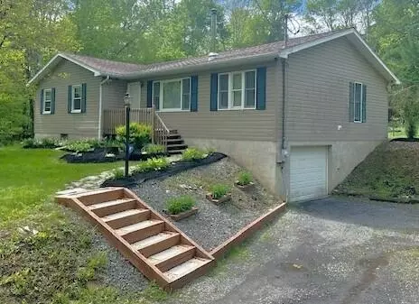 425 Cranberry Creek Rd, Cresco, PA 18326