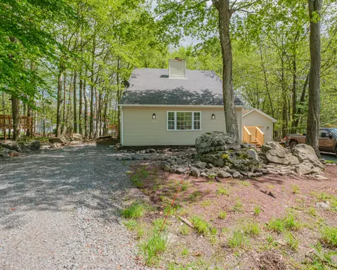 7275 Long Pine Dr, Tobyhanna, PA 18466