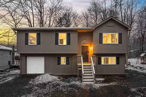 7174 Falstaff Dr, Tobyhanna, PA 18466