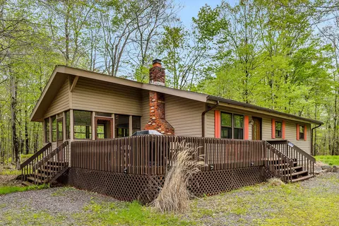 82 Lyman Ln, Clifton Township, PA 18424