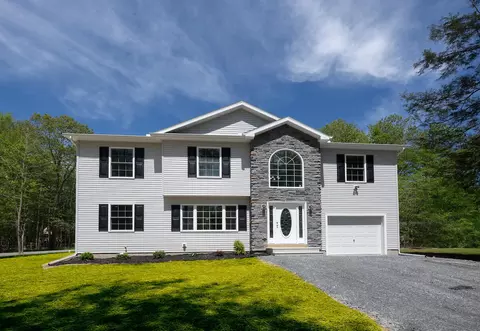 9133 Belvedere Rd, Tobyhanna, PA 18466