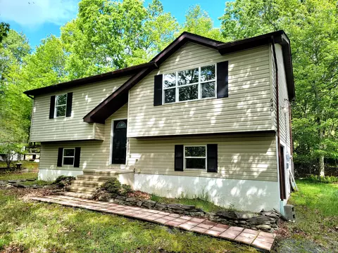 1169 Hunters Woods Dr, East Stroudsburg, PA 18301