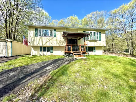 511 Sylvester Dr, Long Pond, PA 18334