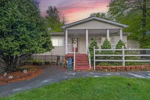 1041 Country Place Dr, Tobyhanna, PA 18466