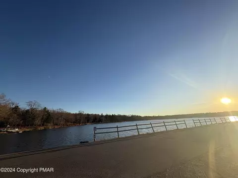 23 Hemlock Ln, Gouldsboro, PA 18424