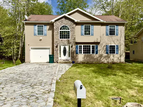 7075 Boulder Ct, Tobyhanna, PA 18466