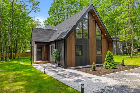 2154 Valleyview Dr, Bushkill, PA 18324