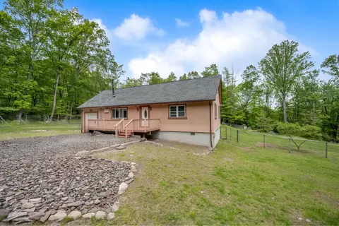 233 Vista Rd, Cresco, PA 18326