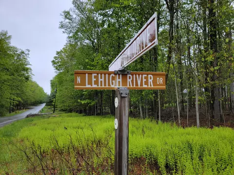 1230 N Lehigh River J Dr, Clifton Township, PA 18424