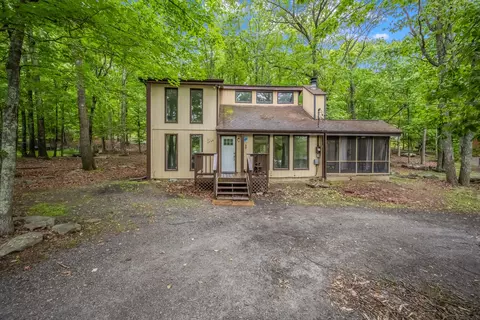 2166 Southport Dr, Bushkill, PA 18324