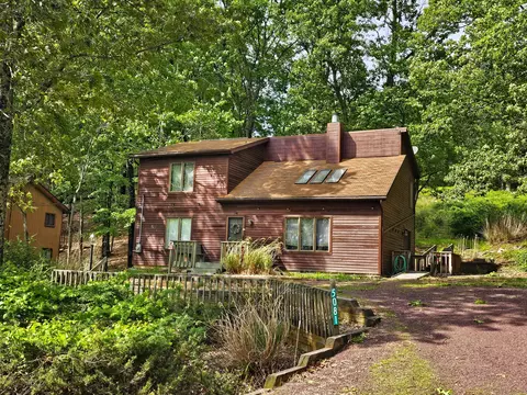 5081 Woodbridge Dr E, Bushkill, PA 18324