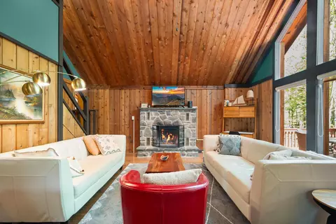 2107 Oak Rd, Pocono Pines, PA 18350