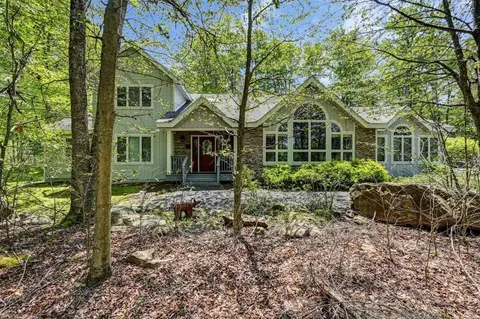 105 Cumberland Rd, Pocono Pines, PA 18350