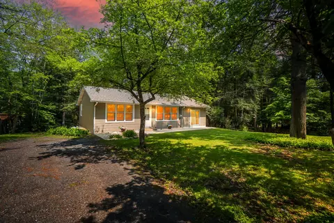 18 Holiday Dr, Albrightsville, PA 18210