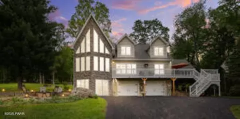 7 Shore Line Dr, Lakeville, PA 18438