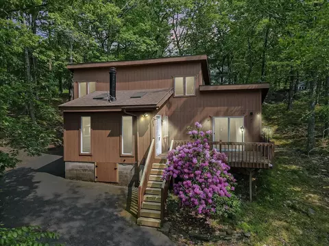 5015 Woodbridge Dr E, Bushkill, PA 18324