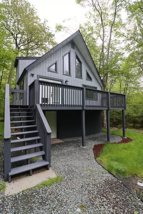 111 Country Club Dr, Thornhurst, PA 18424