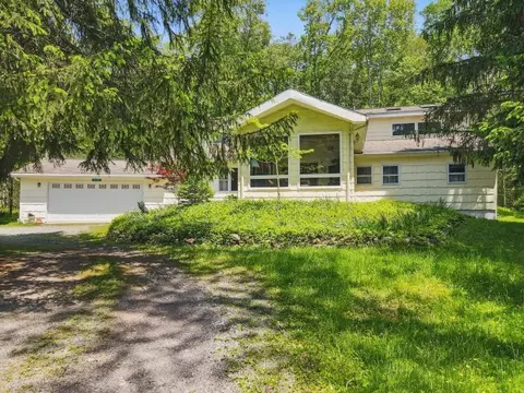 5153 Cresco Dr, Pocono Lake, PA 18347
