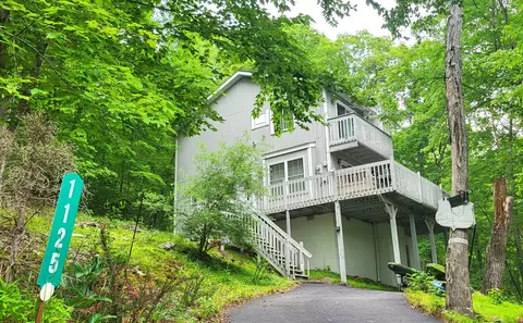 1125 Porter Dr, Bushkill, PA 18324