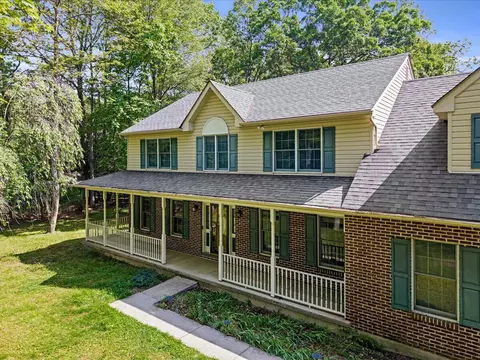 102 Crest Cir, East Stroudsburg, PA 18301