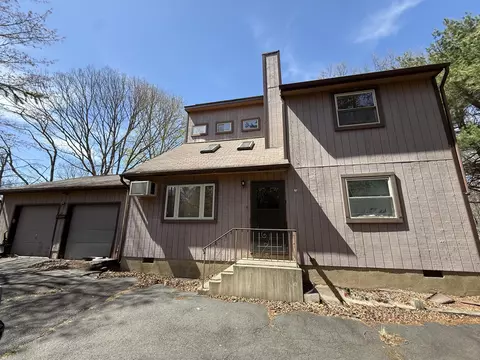 4524 Pine Ridge Dr W, Bushkill, PA 18324