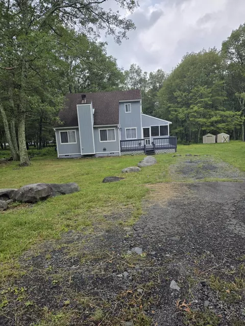 136 Huffman Cir, Bushkill, PA 18324
