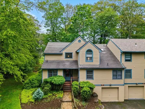 606 Buck Cir, Buck Hill Falls, PA 18323