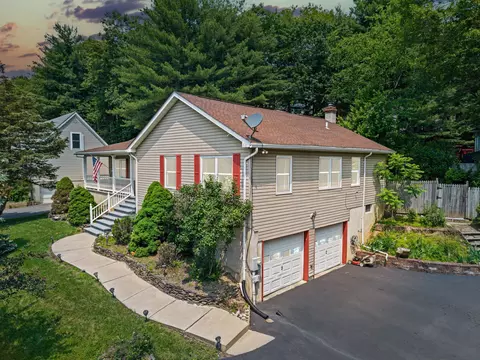 2305 Woodcrest Dr, East Stroudsburg, PA 18302