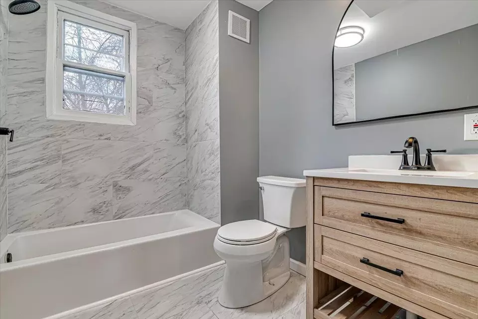 Bath - 175 Alger Ave, Tannersville, PA 18372 photo 1 of 1