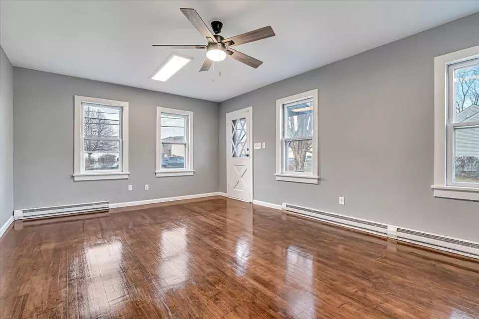 Living - 175 Alger Ave, Tannersville, PA 18372 photo 2 of 4