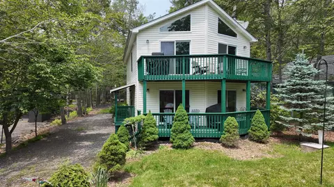 135 Tomhickon Trl, Pocono Lake, PA 18347