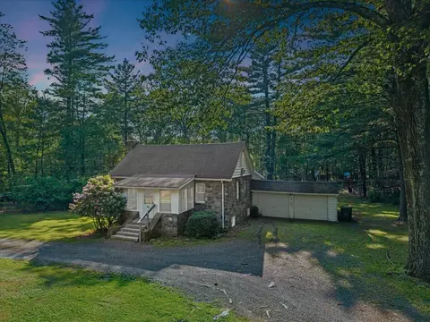 102 Peggy Ln, Henryville, PA 18332