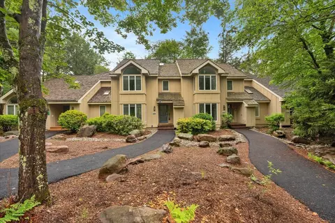 823 Crest Pines Ln, Long Pond, PA 18334