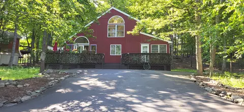 210 Dover Dr, Bushkill, PA 18324