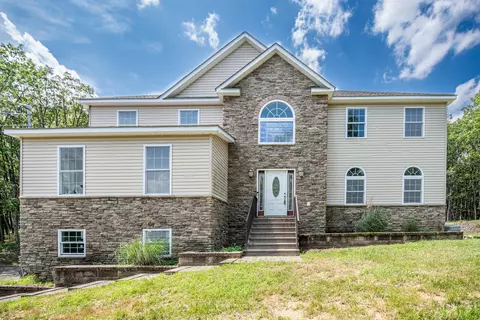 1622 N Rocky Mountain Dr, Effort, PA 18330