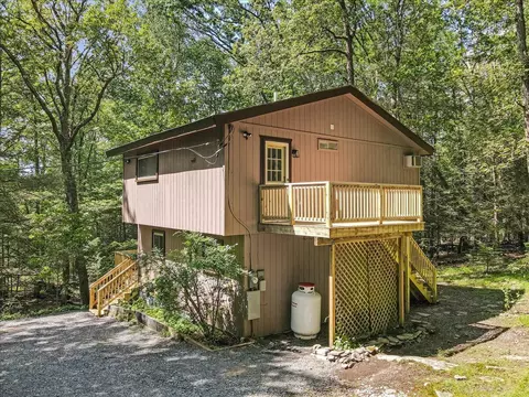 169 Sportsmen Dr, Cresco, PA 18326