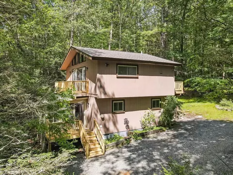 169 Sportsmen Dr, Cresco, PA 18326