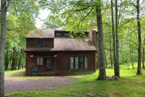 1049 Alpine Dr, East Stroudsburg, PA 18302