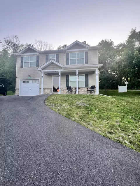 108 Holmgren Dr, Stroudsburg, PA 18360