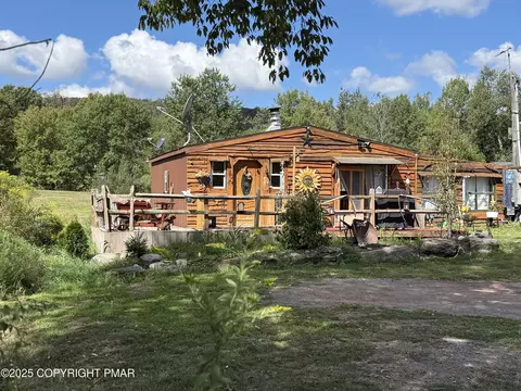 233 N Smith Rd, Waymart, PA 18472