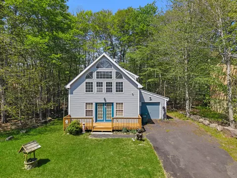 8208 Sunset Dr, Tobyhanna, PA 18466